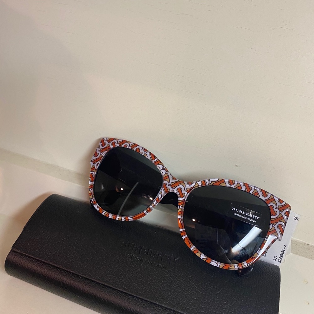 Sold❌Burberry 54mm Butterfly sunglasses 🔥 - Picture 12 of 16